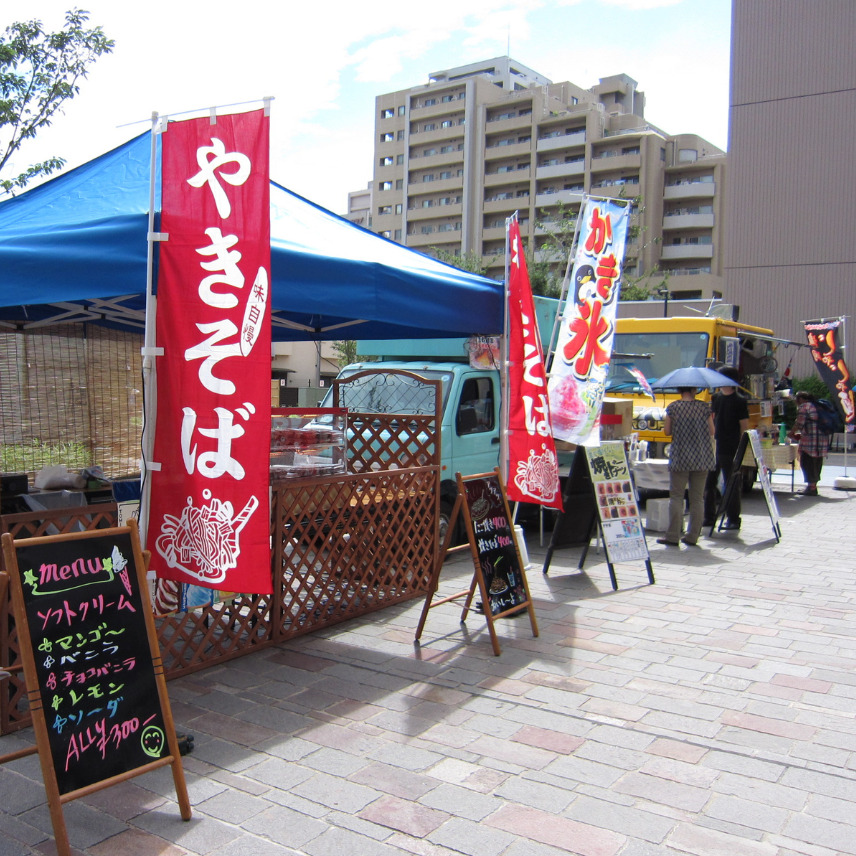 昼間のやきそばの屋台