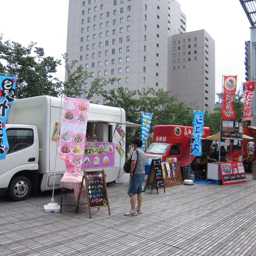 昼間のキッチンカーの屋台