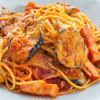 なすとパンチェッタのトマトソースパスタイメージ画像
