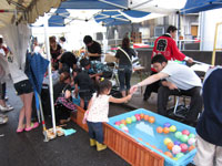雨を吹き飛ばす熱気!家族で楽しむ夏祭り イメージ画像