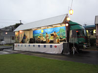 雨を吹き飛ばす熱気!家族で楽しむ夏祭り イメージ画像