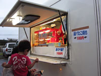 雨を吹き飛ばす熱気!家族で楽しむ夏祭り イメージ画像