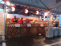 雨を吹き飛ばす熱気!家族で楽しむ夏祭り イメージ画像