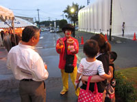 雨を吹き飛ばす熱気!家族で楽しむ夏祭り イメージ画像
