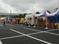 社内夏祭りイベントでキッチンカーも活用し、一日中賑わう楽しい模擬店! イメージ画像